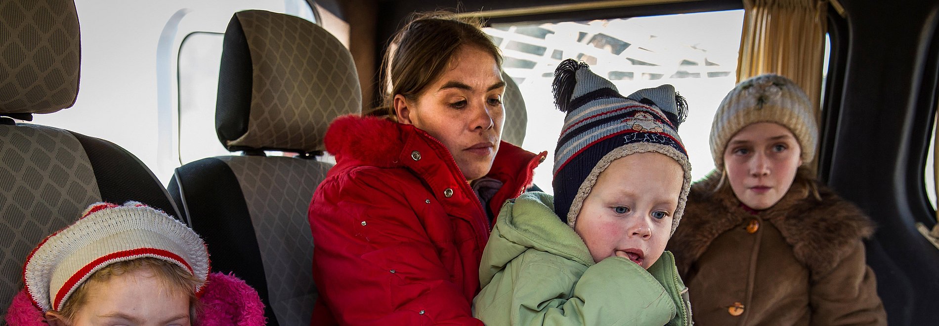 civil, war, Civil, war, zone, Refugee, convoy, War, front, War, zone, Stanytsia-Luhanska, Eastern, Ukraine, Ukraine, Escape, victims, Refugees, FSpix, Luhanska, Luhansk, Ukraine, war, Front, ATO-zone, Conflict, Conflict, zone, Fight, combat, zone, Convoy, Fluechtlingstransport, Refugee, escape, Expulsion, Homeless, Smugglers, Refugee, assistance, Crossing, services, Aid, convoy, volunteers, charity, Escape, organization, Evgeny, Kaplin, Despair, Rebellen, gebiet, Befreiung, Kriegsopfer, Battlefield, destruction, Schlachtfeld, Zerstorungen