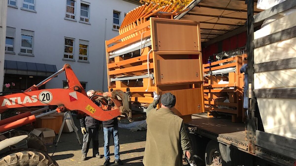 Transporter für Rumänienhilfe gepackt